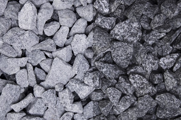 Granit Grau Splitt 16 - 22 mm trockener und nasser Zustand