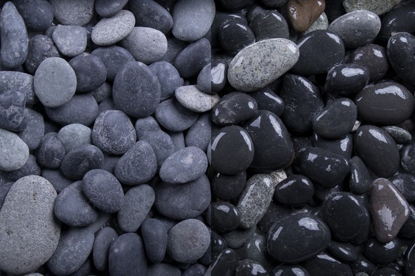 Beach Pebbles 16-32 mm Quarz schwarz gün grau trockener und nasser Zustand